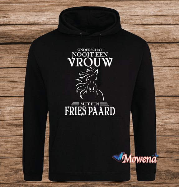 Hoodie Onderschat nooit een vrouw P0064